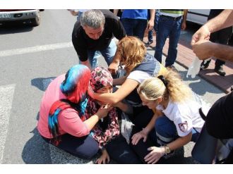 Motosikletin Çarptığı Genç Kız Yaralandı