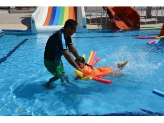 Yüzme Havuzundaki, Kurslar Yoğun İlgi Görüyor