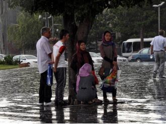 Sivas’ta Yağan Yağmur Sıcaktan Bunalan Vatandaşları Serinletti