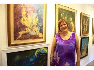 Merhum Babasının Resimleriyle Sergi Açtı