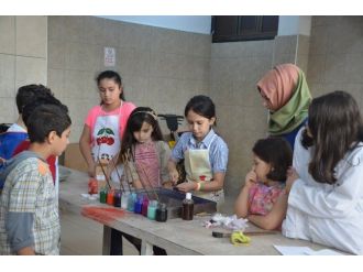 Ebru Sanatının İnceliklerini Öğreniyorlar