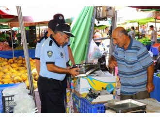 Zabıta Ekipleri Buca’daki Pazar Yerinde Denetimi Artırdı