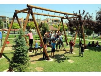 Melikgazi Belediyesi’nden Çocuklara Özel Sarmal İp Salıncak