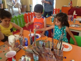 Büyükler Alışverişte, Çocuklar Atölyede