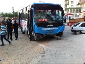 Otobüs İle Kamyonet Çarpıştı 9 Kişi Yaralandı