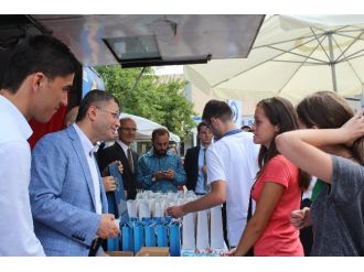 Başkan Türkmen’den Kayıt Yaptıran Öğrencilere Sürpriz Karşılama