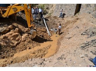 Tunceli-erzincan Karayolunda Patlatılan Bomba Yolda Hasara Neden Oldu