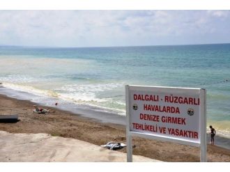 Alaplı Belediyesi Deniz Kenarlarına Uyarıcı Levhalar Yerleştirdi