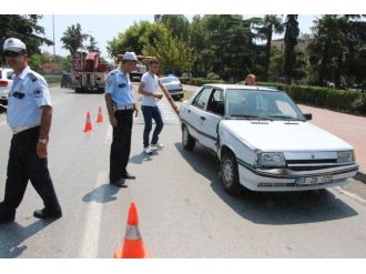 Yoldan Çıkan Otomobil Direğe Çarptı