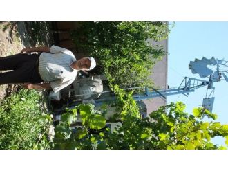 Balıkesir’de İşçi Emeklisi Bahçesini Rüzgar Gülü İle Suluyor