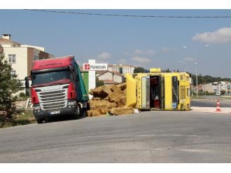 Saman Yüklü Tır Devrildi
