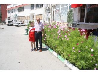 Yozgat’ta Esnaf İş Yerinin Önünü Çiçek Bahçesine Çevirdi