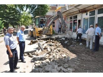 Kaldırımlar Ve Yollar Yenileniyor