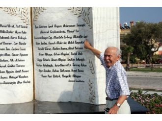 Muzaffer İzgü, Yazarlar Anıtını Ziyaret Etti