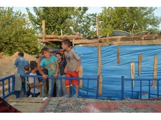 Çaresizlikten Çadırda Yaşıyorlar