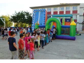 Seyyar Oyun Grupları Çocukların Yüzünü Güldürdü