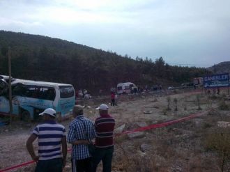 Turistleri Taşıyan Otobüs Tarlaya Uçtu: 4 Ölü