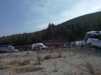 Turistleri Taşıyan Otobüs Tarlaya Uçtu: 4 Ölü