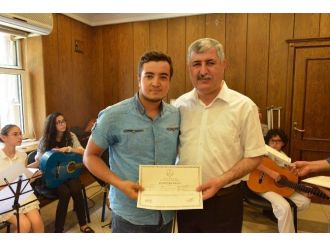Yeşil Konak’ta Gitar Ve Bağlama Kursuna Katılan Öğrencilere Başarı Belgeleri Verildi