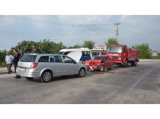 Sakarya’da İki Otomobil Kafa Kafaya Çarpıştı: 1 Yaralı