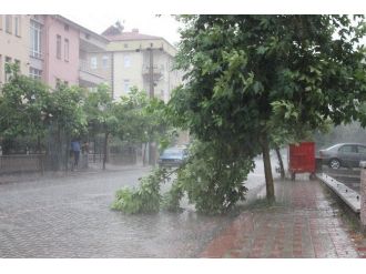 Siddetli Yağmur Ve Dolu Olumsuz Etkiledi