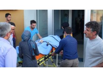 Karayolunda Trafik Kazası: 1 Ölü, 13 Ölü