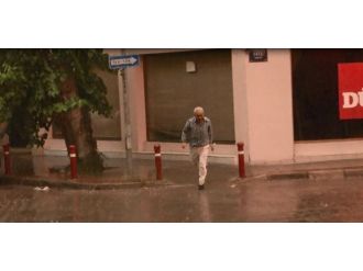 İzmir’de Kavurucu Sıcaklar Yerini Yağmura Bıraktı