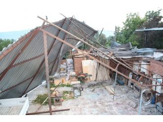 Aydın’da Fırtına Çatı Uçurdu, Meyveler Dibine Döküldü