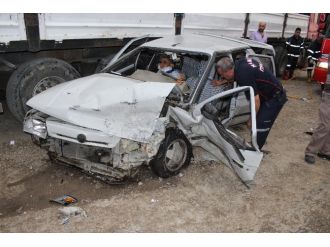 İki Araç Kafa Kafaya Çarpıştı: 6 Yaralı