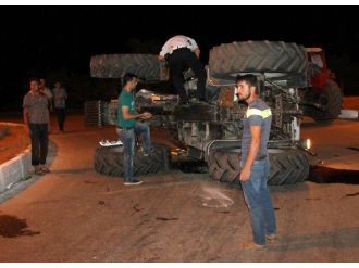 Traktör Otomobille Çarpıştı: 3 Yaralı
