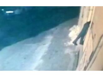 Pencereden Sarkıp Çaldı