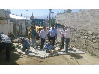 Pasinler’de Mahalle Yolları Kilit Taşıyla Örülüyor