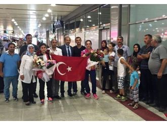 Altın Kızlar Havaalanında Karşılandı