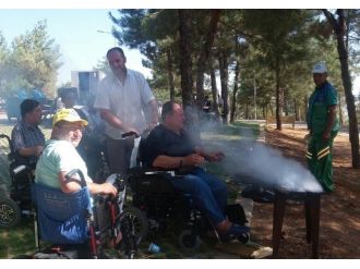 Piknik Yapamayan Engellilere Mangal Keyfi