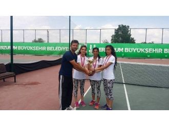 Usta Raketler Teniste Şampiyon Oldu