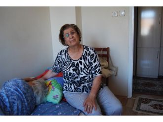 Annesiyle Birlikte Yaşam Mücadelesi Veriyor