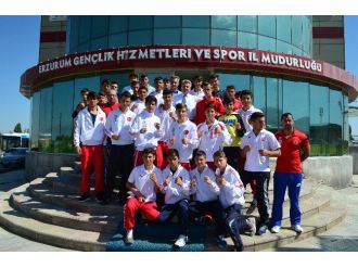 Yıldız Boksörlere Dünya Şampiyonası İçin Başarı Diledi