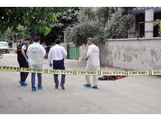 Sokak Ortasında Boynundan Vurularak Öldü