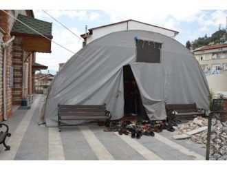 Cami Onarımda, Cemaat Çadırda Namaz Kılıyor