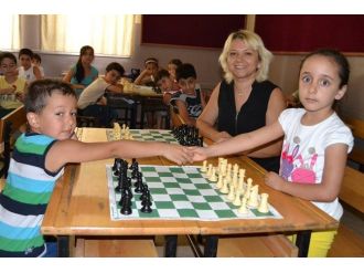 Milaslı Çocuklar Yaz Tatillerinde Satranç Öğreniyor