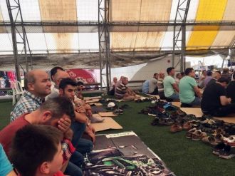 Halı Saha Camiye Dönüştü, Sahanın Ortasına Minber Kuruldu