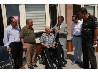 Engelli Vatandaşa Tekerlekli Sandalye