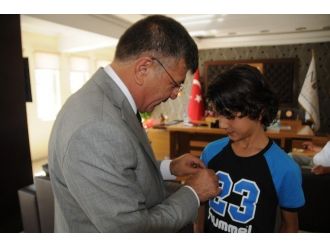 Başkan Akdoğan’dan Türkiye 2.sine Altın Ve Plaket