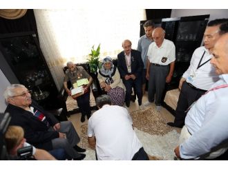 Koreliler Gazilerin Önünde Eğildi