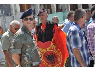 Kosova Başbakanlığın Önü Savaş Alanına Döndü