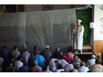İmam Cuma Hutbesini Okul Sırası Üzerinde Okudu