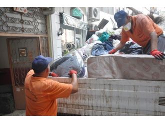 Tavana Kadar Dolu Çöp Eve Zabıtalar Emekleyerek Girdi