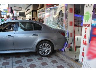 Kızdığı Cep Telefoncunun İşyerine Otomobiliyle Girdi