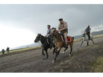 Rahvan Atları Kıyasıya Yarıştı