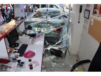 Kızdığı Cep Telefoncunun İş Yerine Otomobiliyle Girdi